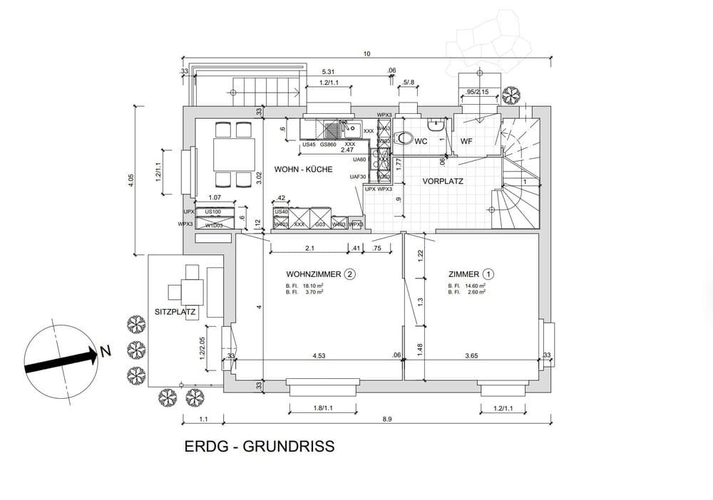 Grundrisszeichnung eines Einfamilienhauses mit Beschriftungen und Maßangaben, inklusive Wohnzimmer, Küche, Schlafzimmer und Bad, für SEO und Barrierefreiheit.