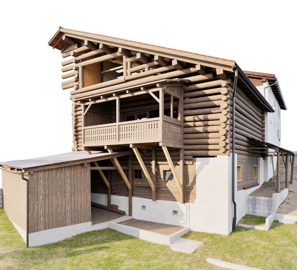 Blockhaus mit Holzbalkon, Satteldach und angebautem Schuppen, umgeben von Rasen.